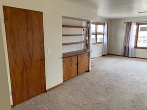 8 S Lincolnway, Unit B in North Aurora, IL - Building Photo - Building Photo