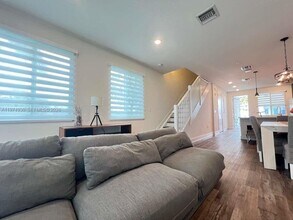 10229 NW 64th Terrace in Doral, FL - Foto de edificio - Building Photo