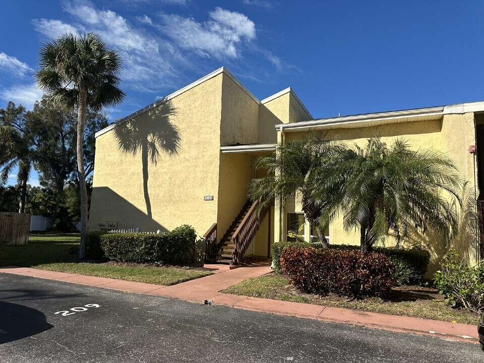 3409 Clark Rd, Unit 109 in Sarasota, FL - Building Photo