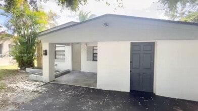 1332 NE 177th St in North Miami Beach, FL - Building Photo - Building Photo
