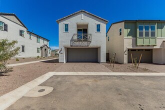 2434 W Maximo Wy in Phoenix, AZ - Building Photo - Building Photo