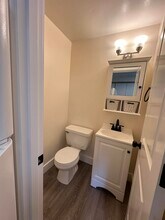 335 SW 1st St, Unit 2 in Warrenton, OR - Foto de edificio - Building Photo