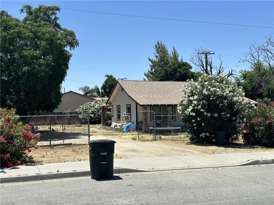 802 E Main St in San Jacinto, CA - Building Photo