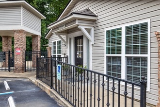 Clover Leaf Apartment Homes in Phenix City, AL - Foto de edificio - Building Photo