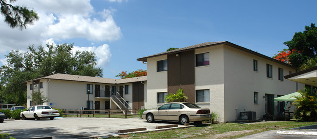 The Oakwoods in Ft. Myers, FL - Foto de edificio - Building Photo