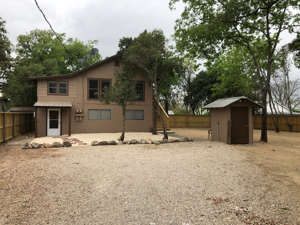 615 13th St in Bandera, TX - Building Photo