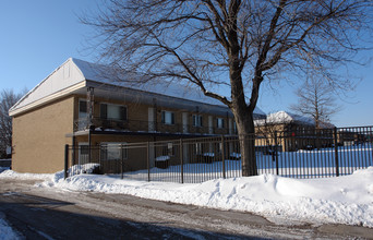 Korvette Apartments in Roseville, MI - Foto de edificio - Building Photo