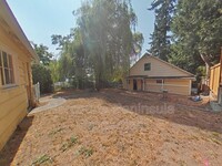 1702 Wheaton Way in Bremerton, WA - Building Photo - Building Photo