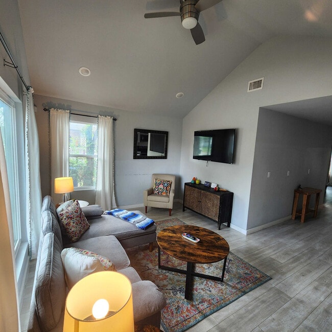 1413 Santa Monica St