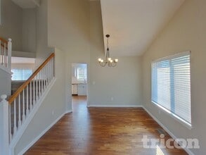 8724 133rd St Ct E in Puyallup, WA - Foto de edificio - Building Photo