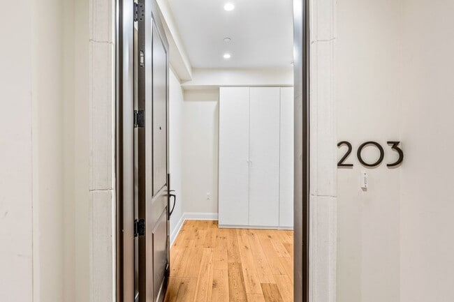 10647 Ashton Ave in Los Angeles, CA - Building Photo - Building Photo