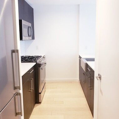 521 W 42nd St in New York, NY - Building Photo