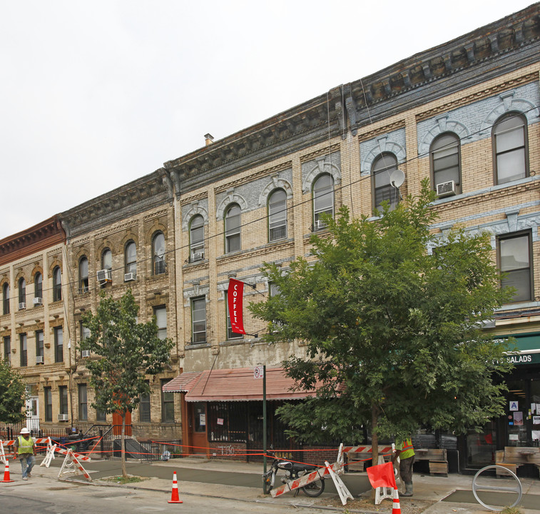 65 Irving Ave in Brooklyn, NY - Building Photo