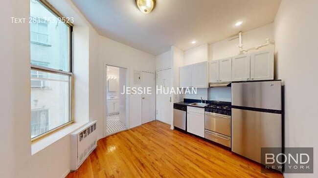 28 King St in New York, NY - Building Photo - Building Photo