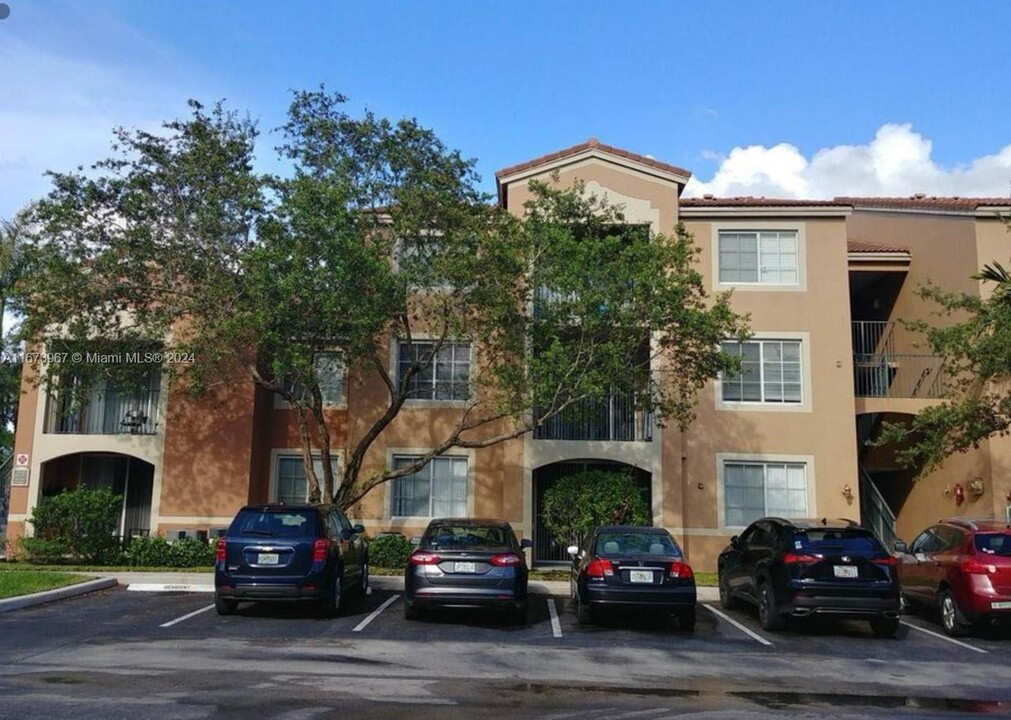 8070 N Nob Hill Rd in Tamarac, FL - Building Photo