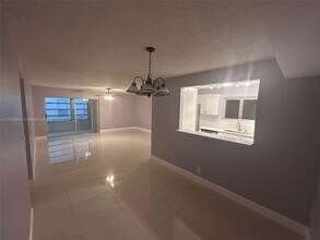 394 N Laurel Dr in Margate, FL - Building Photo - Building Photo