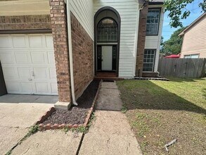 15818 Oak Mountain Dr in Houston, TX - Building Photo - Building Photo