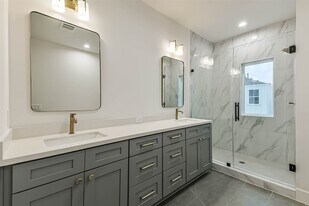 7709 Earl Rudder Wy in Houston, TX - Building Photo