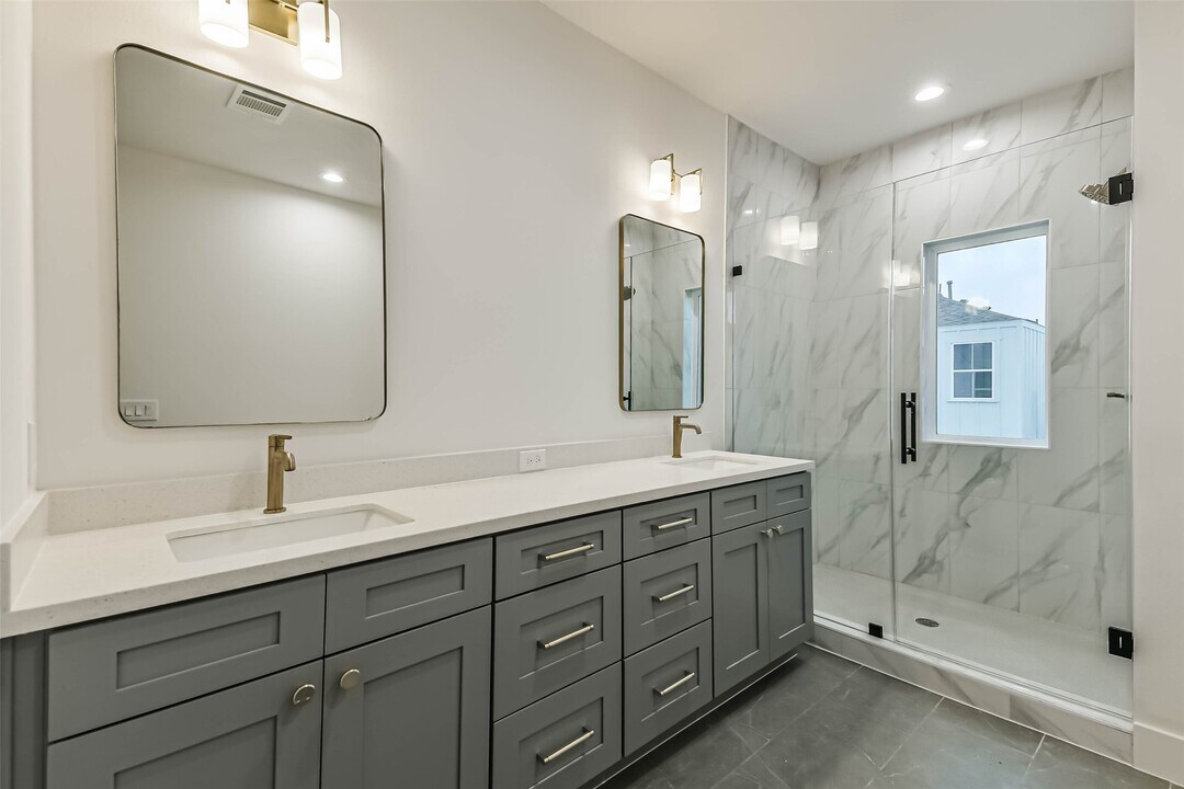 7709 Earl Rudder Wy in Houston, TX - Building Photo