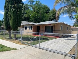 272 W Beechwood Ave in Fresno, CA - Building Photo