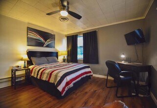 3512 Dodge St in Omaha, NE - Building Photo - Building Photo