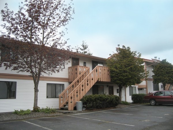 Alpine Village in Oak Harbor, WA - Building Photo