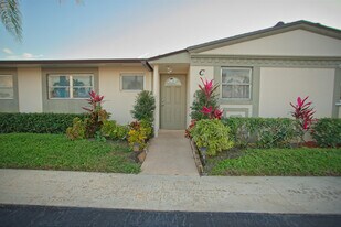 2833 Crosley Dr W in West Palm Beach, FL - Building Photo