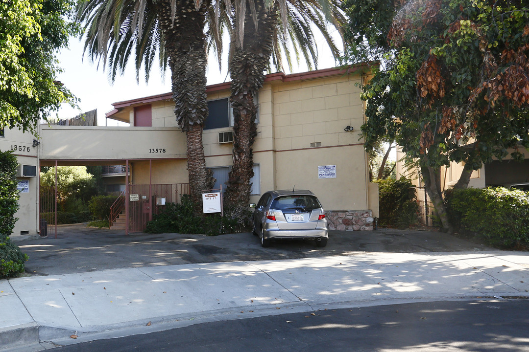 13578 Rye St in Sherman Oaks, CA - Building Photo