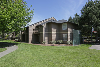 Mountain High Apartments in Gresham, OR - Building Photo - Building Photo