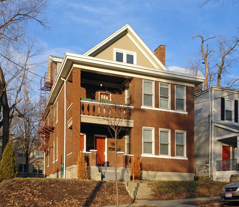 2205-2207 Kemper Ln in Cincinnati, OH - Building Photo