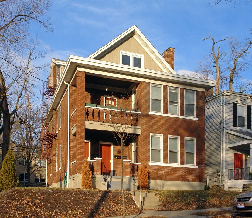 2205-2207 Kemper Ln in Cincinnati, OH - Foto de edificio