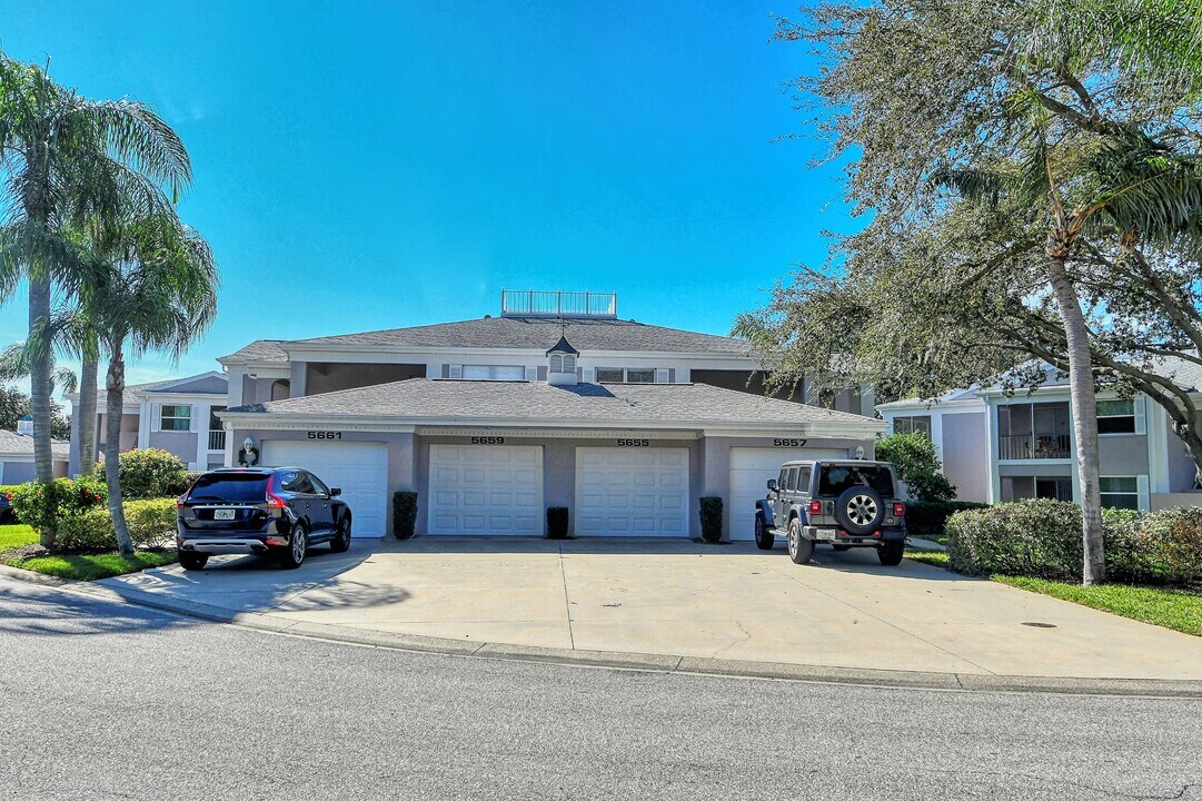 5655 Sheffield Greene Cir in Sarasota, FL - Building Photo