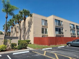 2763 Woodgate Ln, Unit 207 in Sarasota, FL - Building Photo