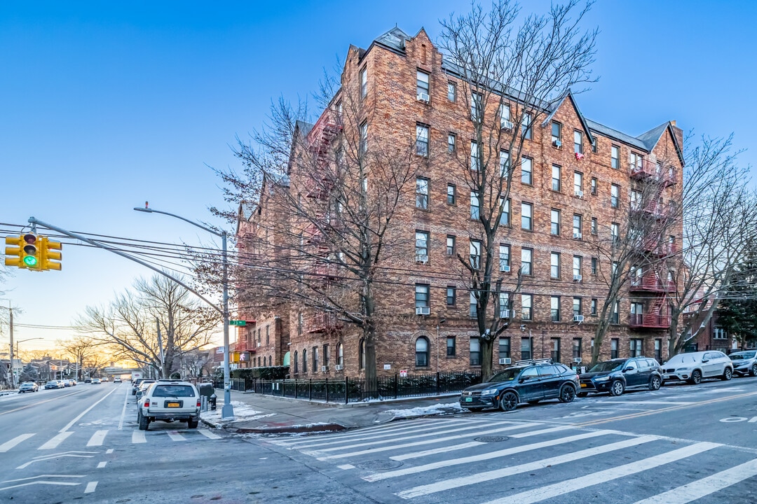 23-06 21st St in Long Island City, NY - Building Photo