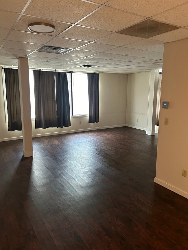100 Center St, Unit 202 in Shelton, CT - Foto de edificio - Building Photo