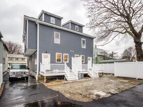 6 Rockwell Ave, Unit 8 in Medford, MA - Building Photo - Building Photo