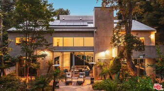 1500 Rustic Ln in Los Angeles, CA - Building Photo