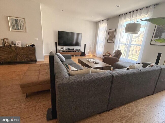 12305 W Oaks Dr in Fairfax, VA - Building Photo - Building Photo