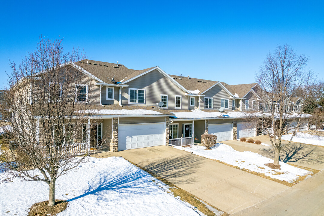 Foxfire Townhomes in Urbandale, IA - Building Photo