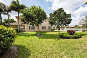 3371 Lakeside Dr in Davie, FL - Building Photo - Building Photo