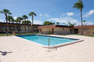 850 E Commercial Blvd in Oakland Park, FL - Building Photo