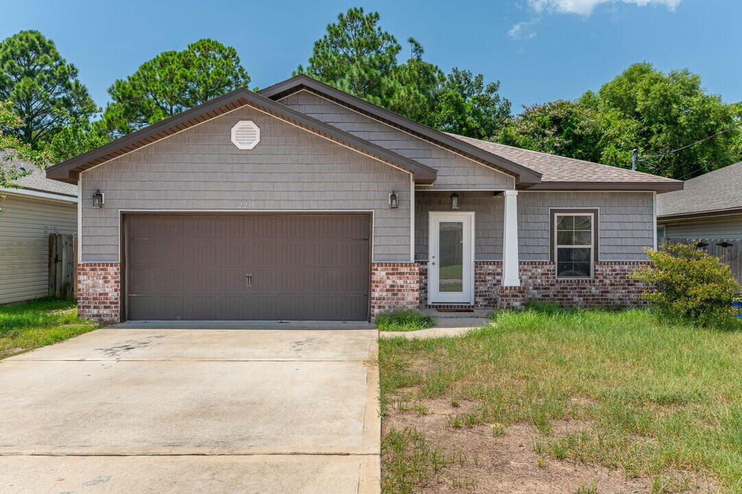 2239 Tom St in Navarre, FL - Building Photo