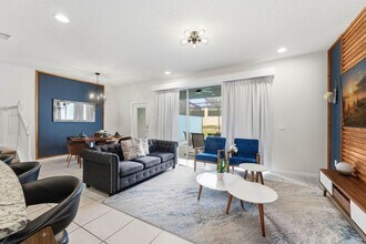 2440 Dubai St in Kissimmee, FL - Foto de edificio - Building Photo