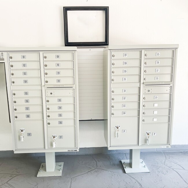 Executive House in Sherman Oaks, CA - Building Photo - Building Photo