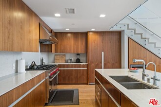 207 Hollister Ave in Santa Monica, CA - Building Photo - Building Photo