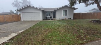 2731 Jim Cir in White City, OR - Building Photo