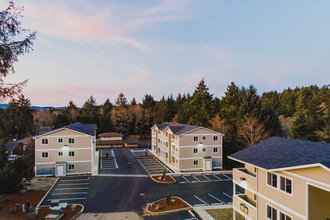 Lake Forest Commons in Lincoln City, OR - Building Photo - Building Photo