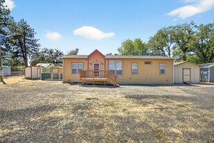 225 Wilson Rd in Central Point, OR - Building Photo