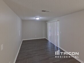 1203 Seffner Valrico Rd in Valrico, FL - Building Photo - Building Photo