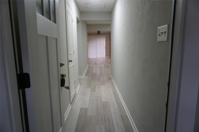 1915 Normal Park Dr in Huntsville, TX - Foto de edificio - Building Photo